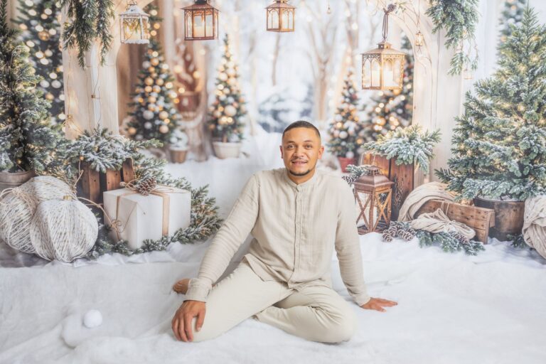 Photo de Marie de Boissieu dans un décor de Noël enneigé et festif.