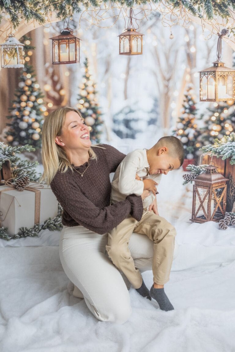 Photo de Marie de Boissieu capturant un instant de bonheur avec un enfant dans un décor de Noël enne.