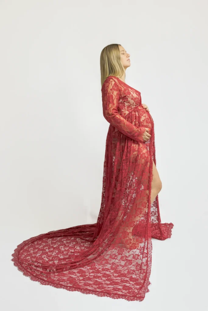 Femme enceinte en robe rouge en dentelle