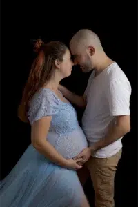 Couple attendant un bébé, front contre front