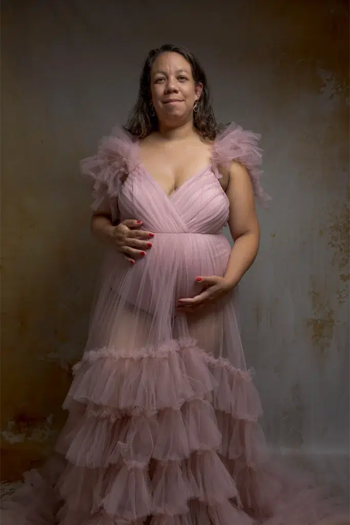 Femme enceinte en robe rose vaporeuse