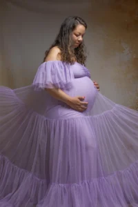 Femme enceinte en robe de tulle lavande