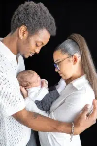 Jeunes parents regardant tendrement leur nouveau-né