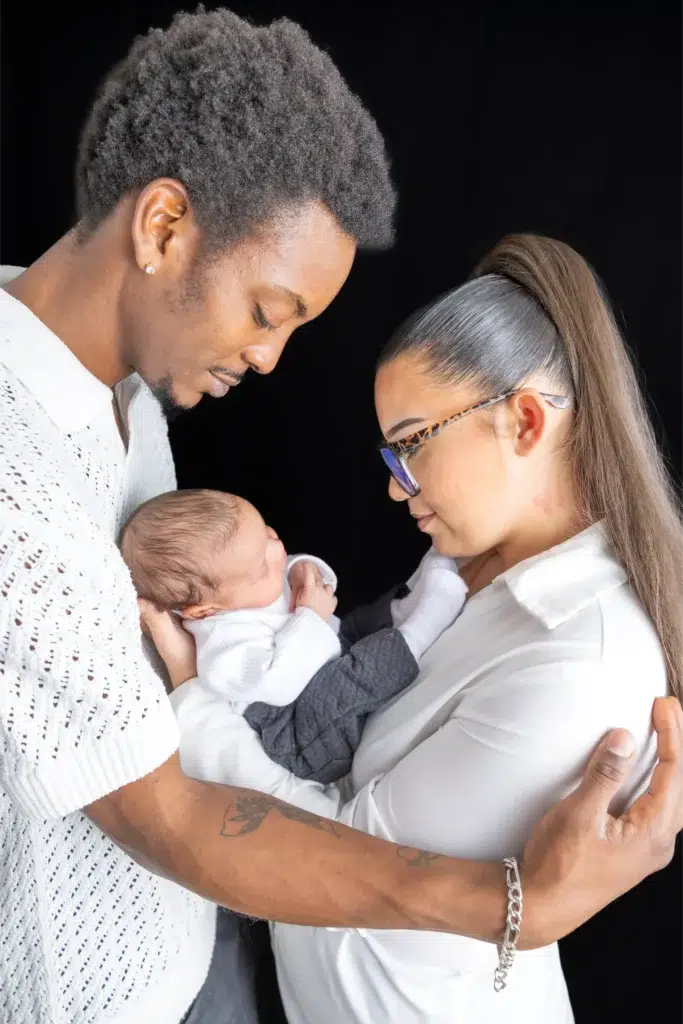 Deux parents regardent tendrement leur nouveau-né