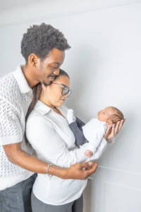 Parents regardant tendrement leur nouveau-né dans les bras