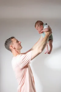 Père levant tendrement son bébé dans les airs