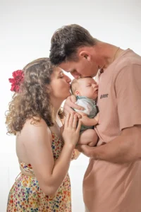 Parents embrassant leur bébé endormi dans leurs bras