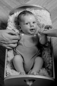 Bébé souriant tenant les mains d’un adulte